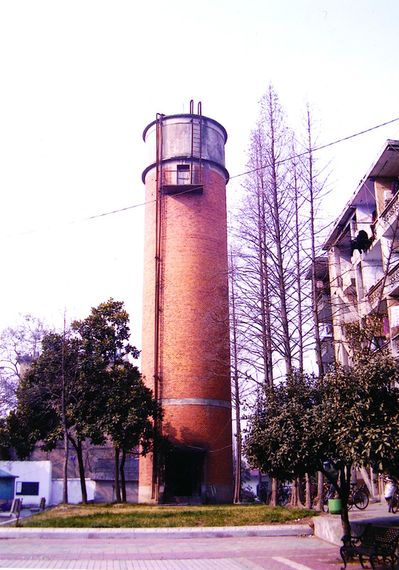 1972年，县医院修建高25米的中型蓄水塔，堪称谷城第一高塔，县医院从此用上了自来水。_副本.jpg