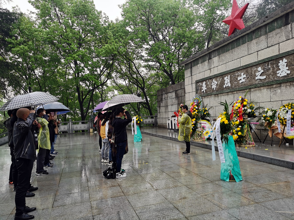 县医院行管党支部开展缅怀革命先烈活动