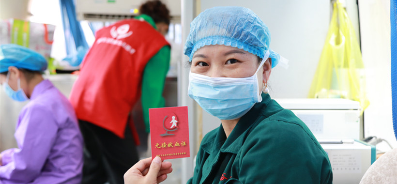 县医院医务人员踊跃献血